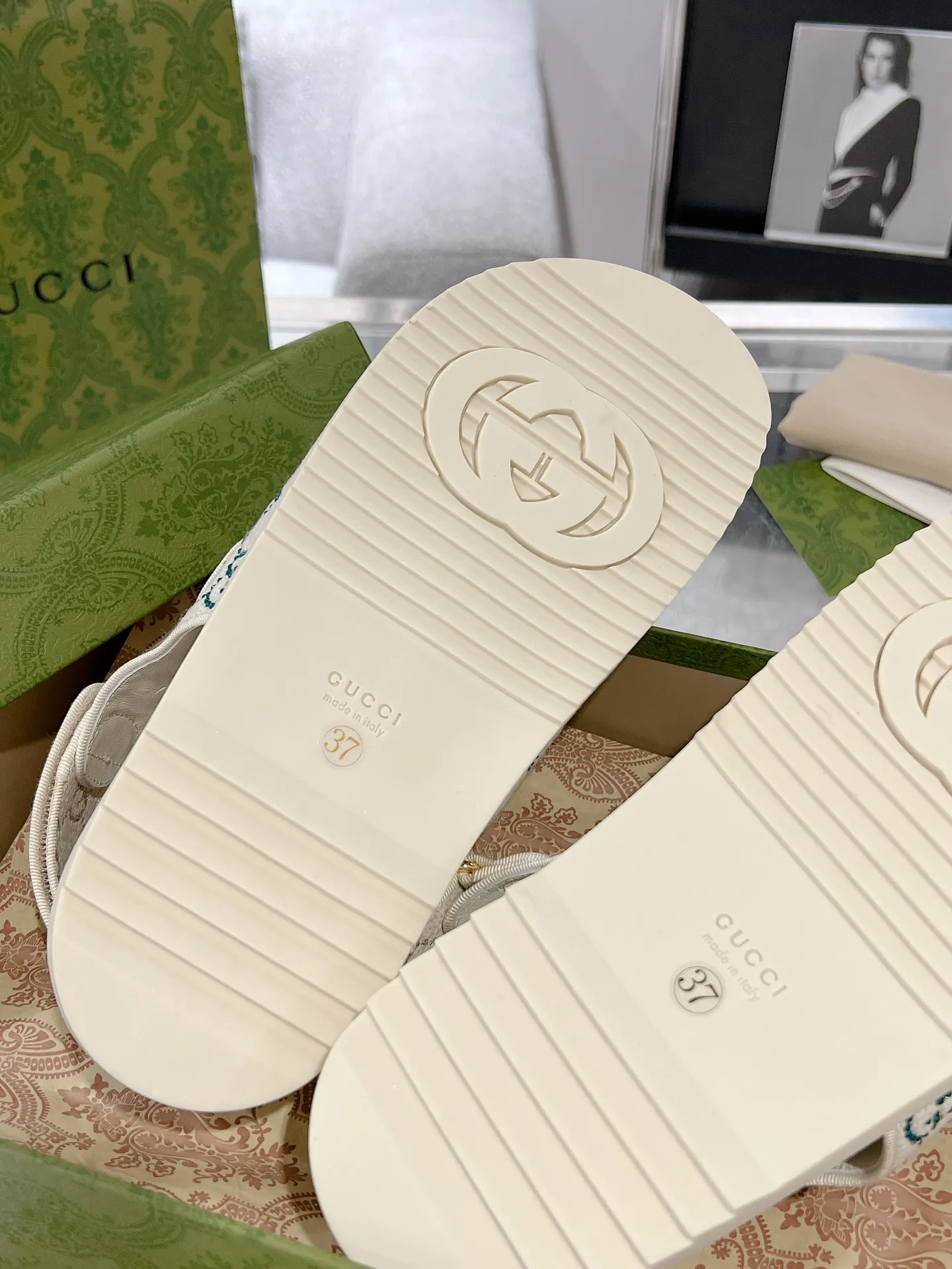 👟👟Ex-factory price 520👟👟 The latest Guccl24ss new product Double G women's Velcro sandals 😎 These flat sandals are designed with Velcro straps, which are modern and sporty, bringing comfort. This accessory is crafted from light blue and ivory white GG denim fabric. The upper straps are decorated with elegant Double G-shaped accessories, showing a unique style. Gucci’s classic presbyopic cloth surface…hot diamond surface…TPU non-slip outsole…ZP molded midsole feet…original metal buckle/rhinestone surface Code number: 35 to 42 (41.42 is custom-made and cannot be returned or exchanged)